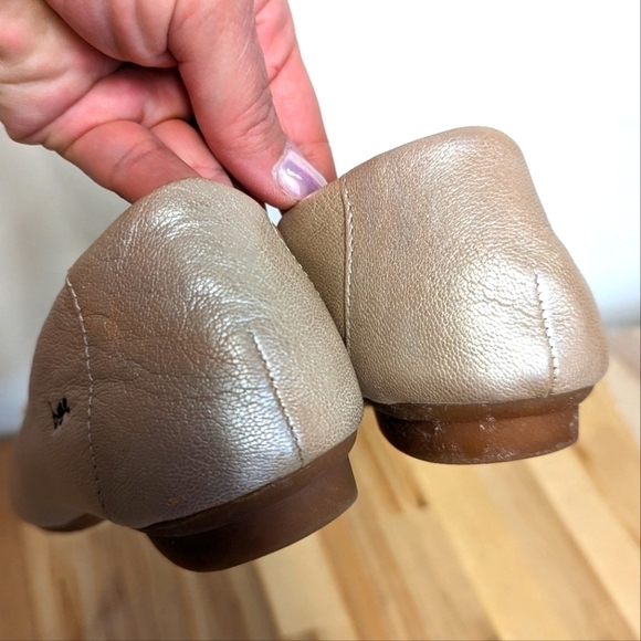 BORN Concepts BOC Ballerina Flats in light metallic gold with 3D Flowers 8.5 - Picture 9 of 10